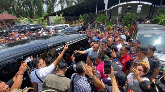 Ketum PSI Kaesang Pangarep jadi Rebutan Warga yang ingin berfoto saat berkunjung di Kota Tomohon, Sulawesi Utara