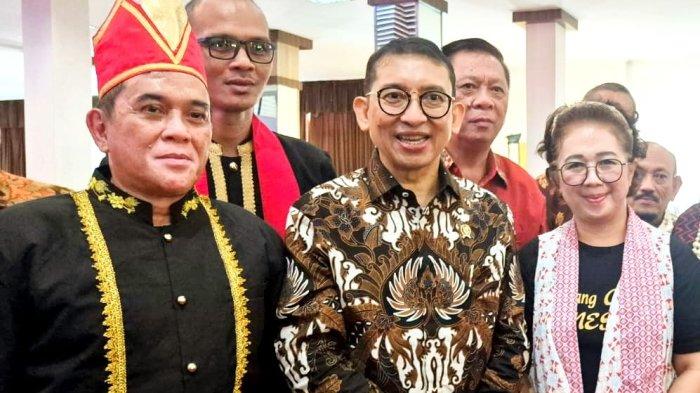 Menteri Kebudayaan Fadli Zon diabadikan bersama pegiat musik kolintang saat menghadiri Kolintang Expo 2024 di Jakarta, Sabtu (30/11/2024).