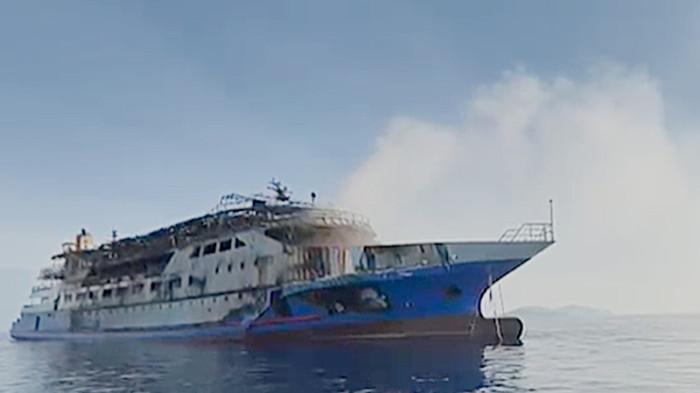 CERITA KORBAN SELAMAT - Kondisi KM Barcelona VA, Senin (21/7/2025). Kebakaran KM Barcelona VA di Perairan Talise, Minahasa Utara, Sulawesi Utara, Minggu (20/7/2025), menjadi momen tak terlupakan bagi Yongki Papalapu. Saat peristiwa itu terjadi, Yongki sedang bersama istri dan anaknya yang baru berusia 2 bulan, serta mertuanya.
