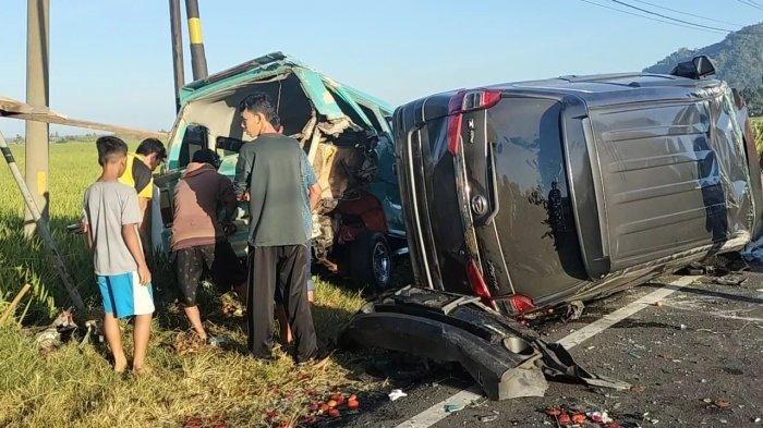 Kondisi angkot dan Xenia pasca tabrakan di Polewali