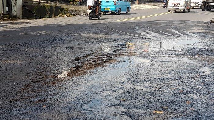 JALAN RUSAK: Kondisi jalan rusak depan Bosowa Kota Manado Provinsi Sulut, Kamis (29/5/2025).