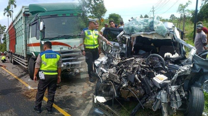 Kondisi kedua mobil setelah terjadi kecelakaan maut di Desa Kampung Negeri Antara, Kecamatan Pintu Rime Gayo, Kabupaten Bener Meriah, Aceh pada Selasa (15/8/2023).