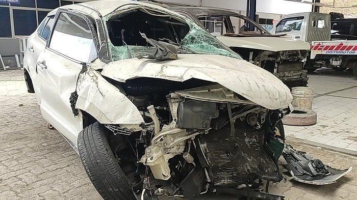 Kondisi mobil yang ditumpangi oleh Rendy Kjaernett dan Lady Nayoan usai keduanya mengalami kecelakaan di Tol Cikampek