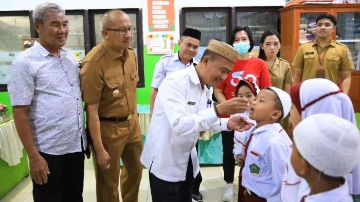 PJ Wali Kota Kotamobagu Asripan Nani hadir menyambangi SDIT An-Nahl Kotamobagu dan Madrasah Ibtidaiyah Baitul Makmur Kotamobagu.