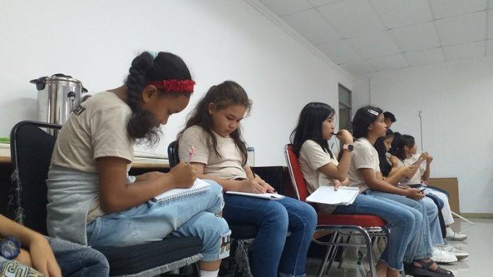 Kunjungan siswa SD-SMP Advent Kolongan di Kantor Tribun Manado, Jalan AA Maramis, Kairagi Dua, Mapanget, Manado, Sulawesi Utara, Kamis (9/11/2023).