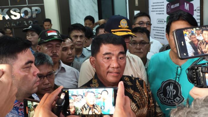 KECELAKAAN KAPAL - Gubernur Sulawesi Utara Yulius Selvanus tiba di Pelabuhan Manado, Sulawesi Utara, Minggu (20/7/2025). Ia memeriksa posko korban kecelakaan KM Barcelona VA.