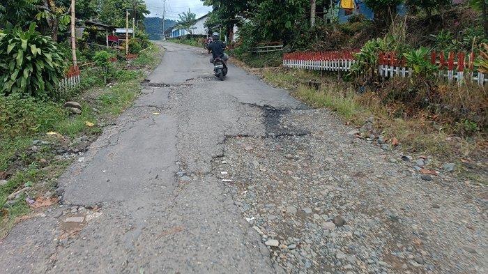 LUBANG - Jalan Rusak di Desa Tungoi, Bolmong, Sulut. Puluhan Tahun Tak Tersentuh Pemerintah. Masyarakat Resah.