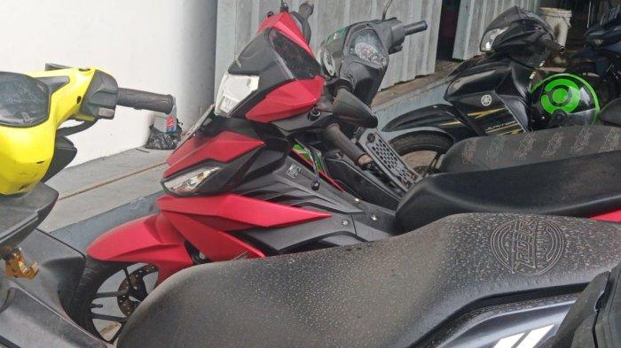 Langit Manado Sulawesi Utara Ditutupi Abu Vulkanik Muntahan Gunung Ruang Sitaro, Mobil Motor Berdebu