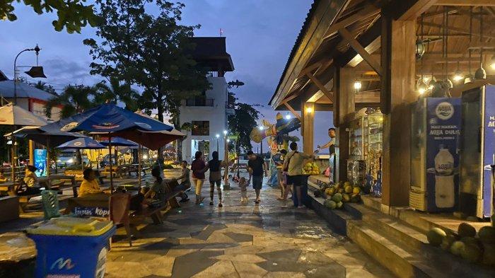 Lapak para pedagang makanan dan minuman di Malalayang Beach Walk Kota Manado Sulawesi Utara
