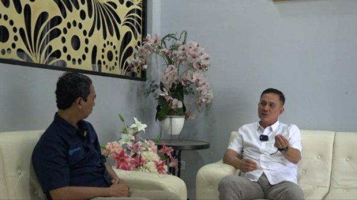 Letjen TNI (Purn) Alfret Denny Tuejeh SH MSi saat menjadi narasumber Tribun Podcast yang dipandu Pemimpin Redaksi Tribun Manado Jumadi Mappanganro di D'88 Resto, Tondano, Kabupaten Minahasa, Sulawesi Utara, Senin (2/9/2024). Denny Tuejeh cerita di balik pencalonan dirinya sebagai calon Wakil Gubernur Sulut mendampingi Steven Kandouw yang diusung PDIP.