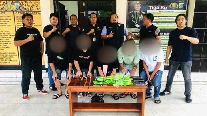 DITANGKAP: Lima orang pemuda di Tondano diamankan Tim Resmob Polres Minahasa Sulut. Mereka adalah JK (21), RK (25), IT (21), OM (20), dan RR (21), Kelimanya ditangkap Resmob Minahasa saat hendak melakukan pesta miras di Kelurahan Watulambot, Kecamatan Tondano Barat, Minahasa, Jumat (2/5/2025).