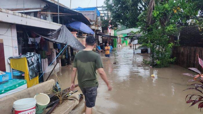 Banjir di Lingkungan 3 Kelurahan Mahawu, Kecamatan Tuminting, Kota Manado, Sulawesi Utara, Sabtu (14/12/2024).