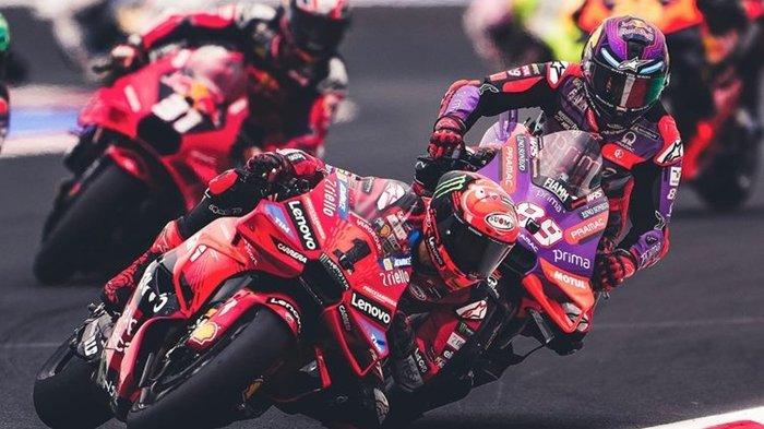 MotoGP 2024. Francesco Bagnaia dan Jorge Martin berdual di barisan depan.