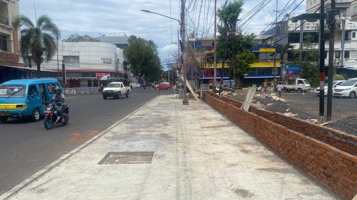 Lokasi pedestrian yang dibangun saat ini berada di jalan sarapung tepatnya di depan Jemaat GMIM Sentrum Manado