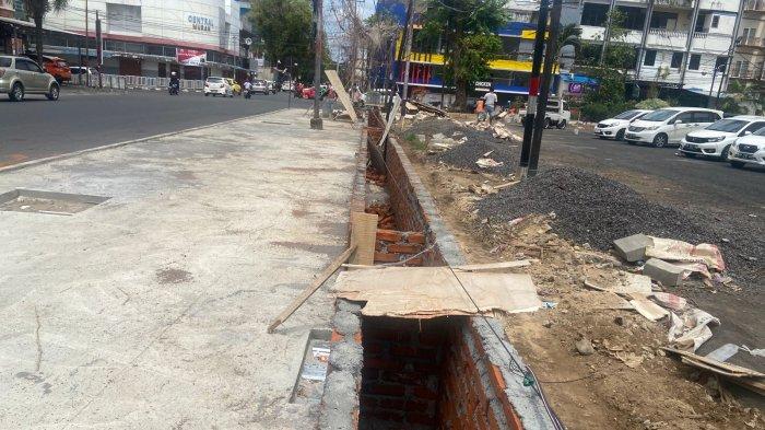 Lokasi pedestrian yang dibangun saat ini berada di jalan sarapung tepatnya di depan Jemaat GMIM Sentrum Manado