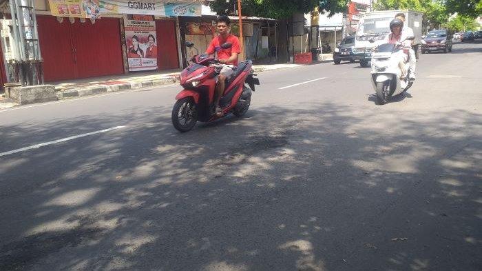 Lubang di sejumlah titik Jalan Sam Ratulangi, Wenang, Manado, Sulawesi Utara, Selasa (28/11/2023).