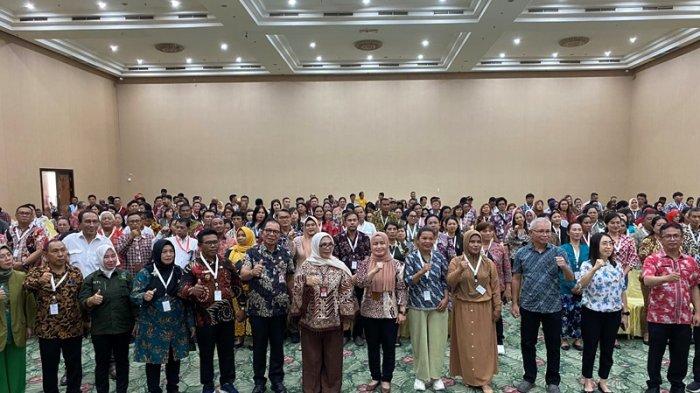 Lusje Tabalujan bersama peserta pelatihan P3PD Kemendagri