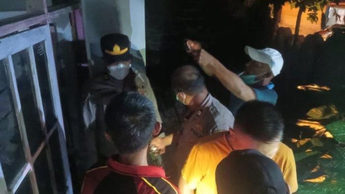 MAYAT: Polsek Mapanget mengevakuasi mayat di Perumahan Bhayangkara, Kelurahan Buha, Lingkungan VIII, Kecamatan Mapanget, Jumat (07/02/2025). Penyebab kematian masih dalam penyelidikan polisi.