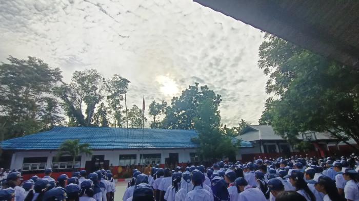 MPLS - Masa Pengenalan Lingkungan Sekolah (MPLS) di SMP Negeri 2 Kalawat Minut, Rabu (16/7/2025). MPLS ini berlangsung dalam suasana riang gembira.