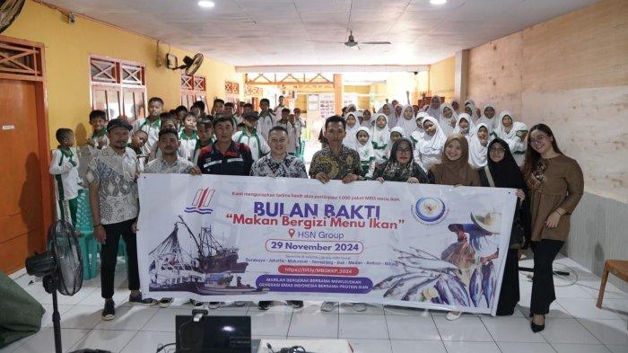 PT Rahayu Perdana Trans Cabang Bitung gelar pemberian makanan bergizi menu ikan gratis ke siswa. Ini bentuk dukungan terhadap program Presiden RI Prabowo Subianto, Jumat (29/11/2024).