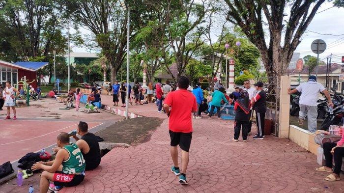 Lapangan Sparta Tikala, Kota Manado, Sulawesi Utara selalu ramai pengunjung pada saat akhir pekan, Minggu (18/6/2023).