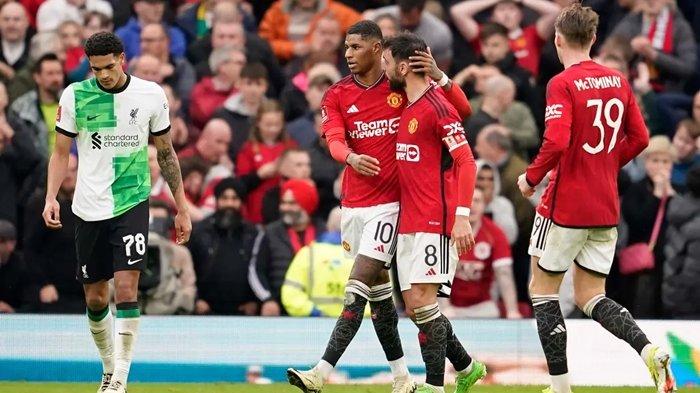 Marcus Rashford merangkul Bruno Fernandes saat laga Manchester United vs Liverpool di Piala FA 2023-2024 babak perempat final yang digelar di Old Trafford.