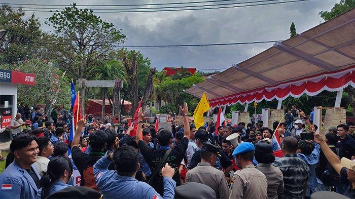 Massa aksi demo tiba di Kantor DPRD Sulawesi Utara, Jumat (23/8/2024) Pukul 13.47 Wita.