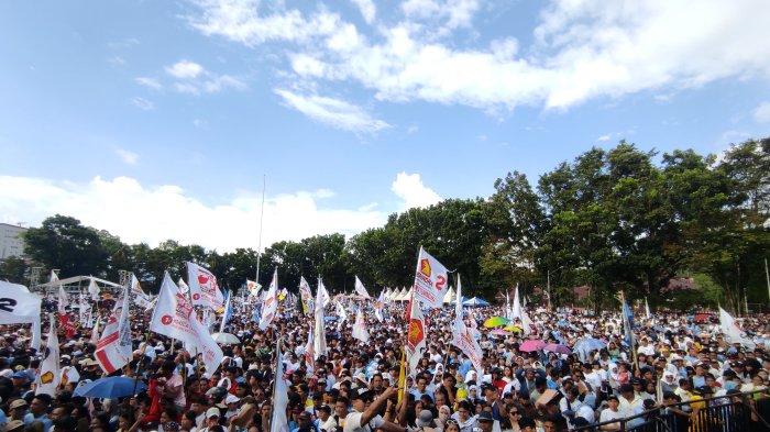 Massa pendukung Prabowo Gibran memadati area hajatan Prabowo Pulang Kampung di Lapangan GOR RW Mongisidi Manado, Senin (5/2/2024).