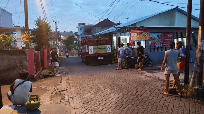 Masyarakat antre untuk membeli gas elpiji 3 Kilogram di Mapanget Manado.