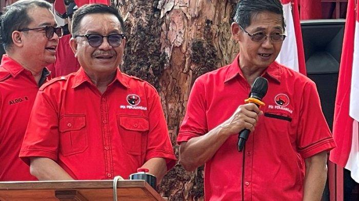 Maurits Mantiri dan Hengky Honandar pada peresmian Rumah Perjuangan PDIP Bitung Sulawesi Utara, Sabtu 28 Oktober 2023.