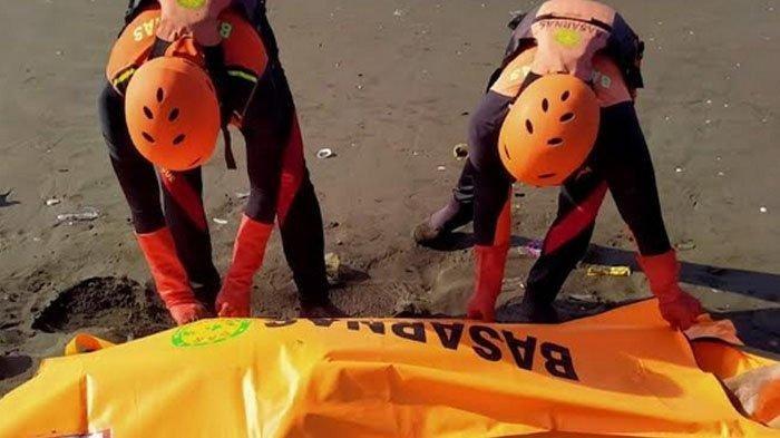 Mayat Gunther Henry Kitzler (56), WNA bule yang hilang saat berselancar di perairan Pantai Grajagan, Kecamatan Purwoharjo, Banyuwangi.
