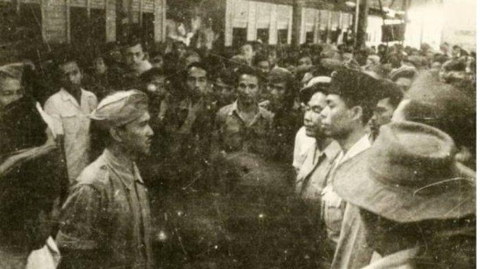 Mayor Ahmad Yunus Mokoginta saat menghadap Panglima Besar Jenderal Sudirman. Melaporkan kedatangan pasukan Siliwangi. Lokasi di Stasiun Tugu Yogyakarta pada 12 Februari 1948.