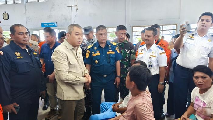 KM BARCELONA 5 - Menteri Perhubungan (Menhub) RI Dudy Purwagandhi mengunjungi korban kebakaran kapal Barcelona 5 di terminal penumpang Manado, Senin (21/7/2025). Dudy langsung berdialog dengan para korban yang masih beristirahat. Warga yang menjadi korban meminta izin usaha PT Surya Pacific Indonesia dievaluasi Menhub RI setelah terbakarnya KM Barcelona 5.