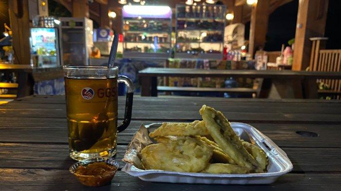 Menu Pisang goreng dan teh panas, di lapak para pedagang makanan dan minuman di Malalayang Beach Walk Kota Manado Sulawesi Utara