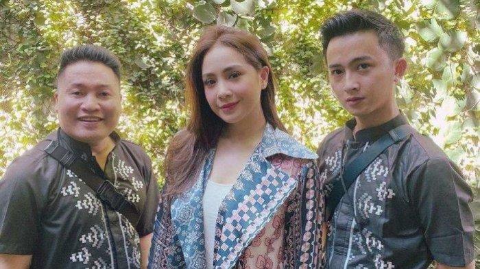 Merry dan Sensen bersama Nagita Slavina