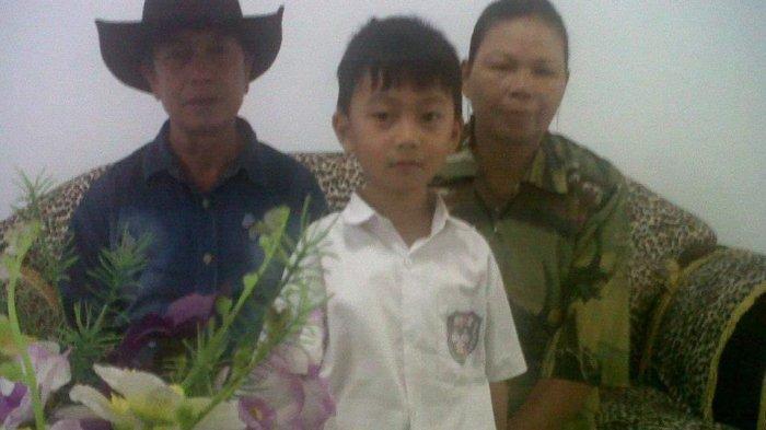 Michael Soeoth bersama Opa dan Omanya.