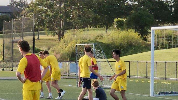 DIASPORA - Michael Soeoth mencatatkan sejarah sebagai pemain asal Manado pertama yang bergabung dengan akademi Eastern Suburbs AFC, salah satu klub elite di Selandia Baru.