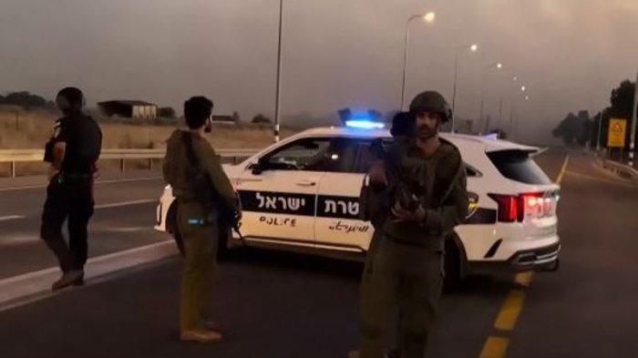 Militer Israel berjaga di Dataran Tinggi Golan yang direbut dari Suriah.