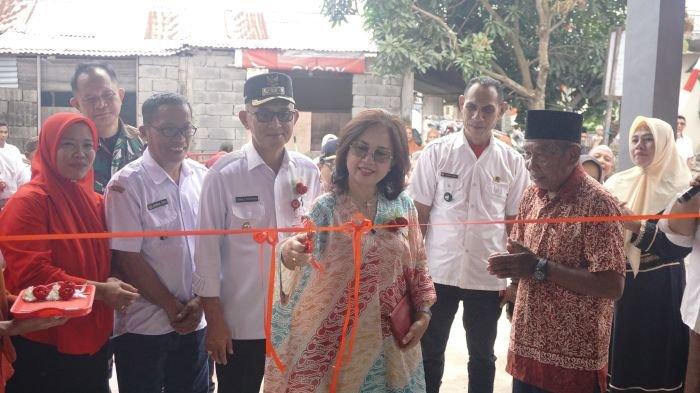 Penjabat Bupati Mitra Ronald Sorongan saat meresmikan Balai Kemasyarakatan di Desa Borgo, Kecamatan Belang, Kabupaten Minahasa Tenggara, Sulawesi Utara (Sulut)