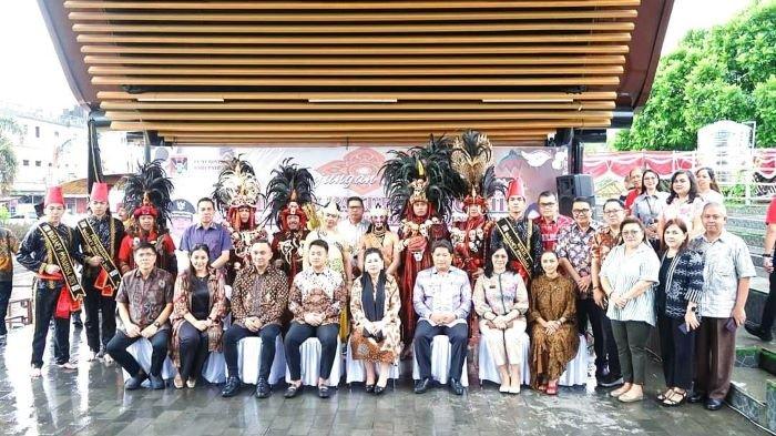Penjabat (Pj) Bupati Minahasa Jemmy Kumendong didampingi Sekretaris Daerah Lynda Watania menerima kunjungan kerja dari Gusti Ratu Pakubuwono XIII Keraton Kasunanan Surakarta Hadiningrat Prameswari Dalem Gusti Kanjeng Ratu Pakubuwono.