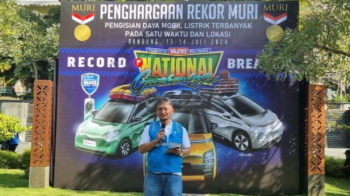 Senior Manager Niaga Dan Manajemen Pelayanan Pelanggan PLN Unit Induk Distribusi Jawa Barat, Eko Suharno memberikan sambutan dalam acara WEVI National Gathering di Bandung, Sabtu (13/7).