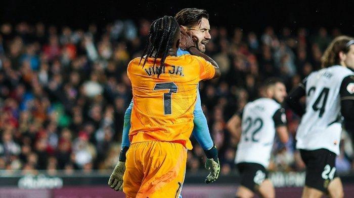 Vinicius Jr (No 7) saat menampar wajah kiper Valencia, Stole Dimitrievski, pada dengan Real Madrid di Stadion Mestalla, Sabtu (4/1/2025).