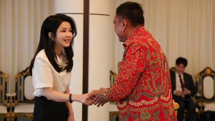 Momen saat Gubernur Sulut Olly Dondokambey bertemu ibu negara Korea Selatan Kim Keon Hee di Istana Presiden di Seoul, Korea Selatan, Minggu (2/6/2024).