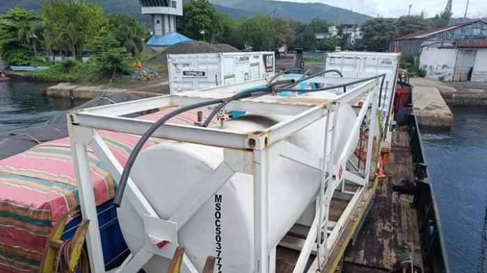 Muatan Kapal LCT Bora V termasuk dua unit mesin pembangkit listrik untuk Tagulandang. (HO)