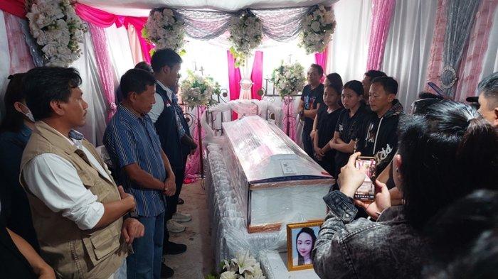 RUMAH DUKA - Nahtasya Antou (26), warga Sulut yang meninggal di Kamboja akhirnya tiba di Manado, Senin (26/5/2025). Rumah duka di Tikala mulai dipenuhi para kerabat untuk melayat.