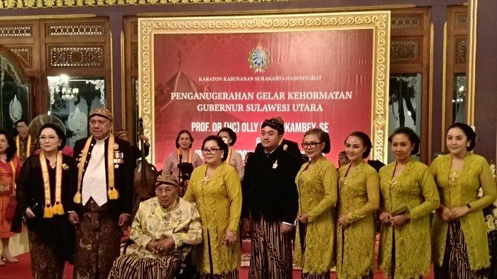 Gubernur Sulawesi Utara Olly Dondokambey bersama Ketua PKK Sulut Rita Maya Dondokambey Tamuntuan menerima gelar kehormatan dari Kesunanan Surakarta Hadiningrat, pada Senin (5/8/2024) malam.