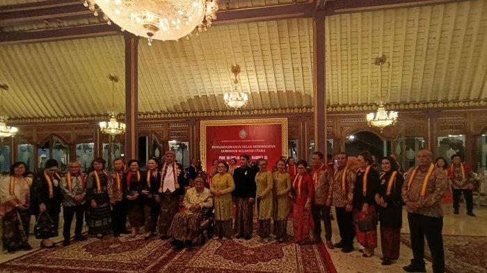 Gubernur Sulawesi Utara (Sulut) Olly Dondokambey beserta sang istri Rita Dondokambey menerima gelar kehormatan Keraton Kasunanan Surakarta, langsung dari Rasa Keraon Kasunanan Surakarta SISKS Pakubuwono (PB) XIII.
