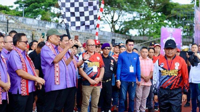 Olly Dondokambey hadir dalam ibadah agung pembukaan Hari Persatuan (Hapsa) Pria Kaum Bapa (P/KB) Sinode GMIM, Jumat (7/6/2024) di Stadion Maesa Tondano.