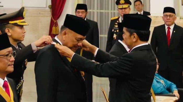 Olly Dondokambey menerima Penganugerahan Bintang Jasa Utama dari Presiden Joko Widodo di Istana Negara, Senin (14/8/2023).