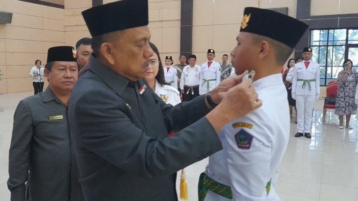 Gubernur Sulawesi Utara (Sulut) Olly Dondokambey mengukuhkan 30 anggota Paskibraka Sulut tahun 2023 di Graha Gubernuran, Jumat (11/8/2023).